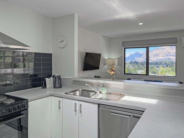 Jääkaappi, mikroaaltouuni, uuni, liesi