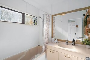 Shower, hair dryer, towels - Kiely Lane Lodge, Family-Friendly Queenstown Stay (Queenstown)