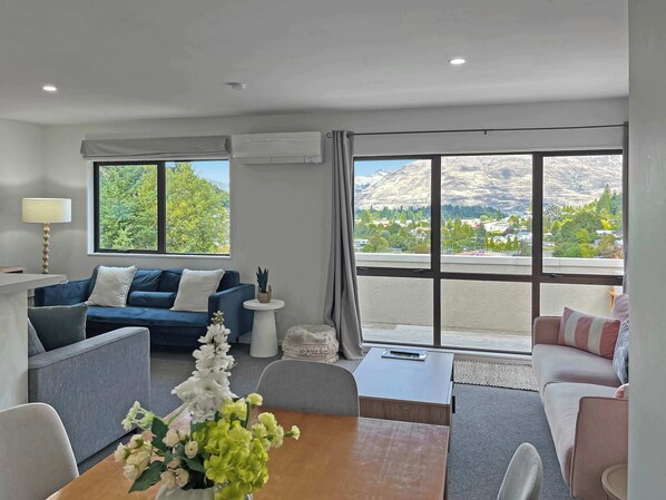 TV - Kiely Lane Lodge, Family-Friendly Queenstown Stay (Queenstown)