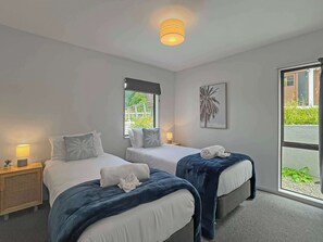 3 bedrooms, iron/ironing board, travel cot, WiFi - Kiely Lane Lodge, Family-Friendly Queenstown Stay (Queenstown)