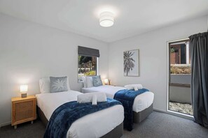 3 slaapkamers, een strijkplank/strijkijzer, reisbedje, wifi