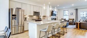 < 1 Mi to Dtwn: Waterfront Townhome in Cambridge!