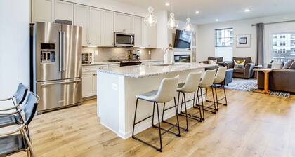 < 1 Mi to Dtwn: Waterfront Townhome in Cambridge!