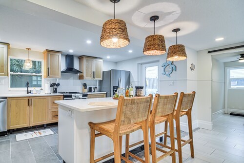 Walk to Beach: Treasure Island Gem w/ Golf Cart!