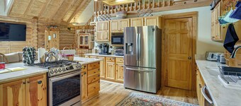 Hot Tub, Game Room & Fall Views: Deep Creek Cabin