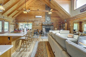 House (6 Bedrooms) | Interior