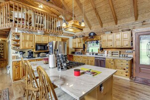 House (6 Bedrooms) | Interior