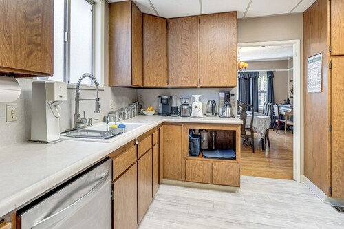 Miracle Mile Stay: Classic Stockton Home w/ Yard!