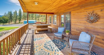 Mtn-view Getaway w/ Spacious Deck in Republic!