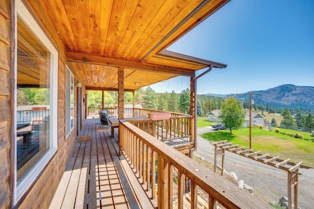 House (2 Bedrooms) | Interior. Mtn-view Getaway w/ Spacious Deck in Republic!
