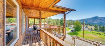 Mtn-view Getaway w/ Spacious Deck in Republic!