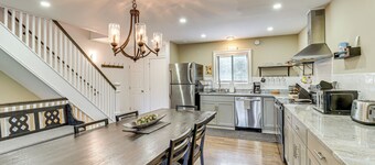 Modern Mountain Escape in Poconos: Walk to Slopes!