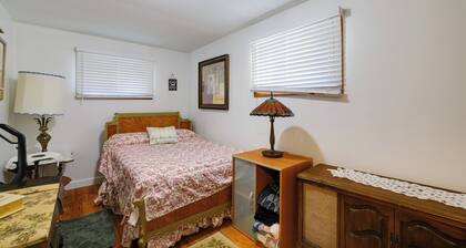 Large Private Yard: Home 14 Mi to Niagara Falls!
