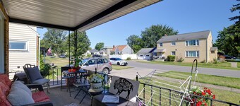 Large Private Yard: Home 14 Mi to Niagara Falls!