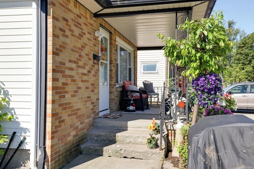 Large Private Yard: Home 14 Mi to Niagara Falls!