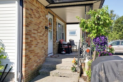 Large Private Yard: Home 14 Mi to Niagara Falls!