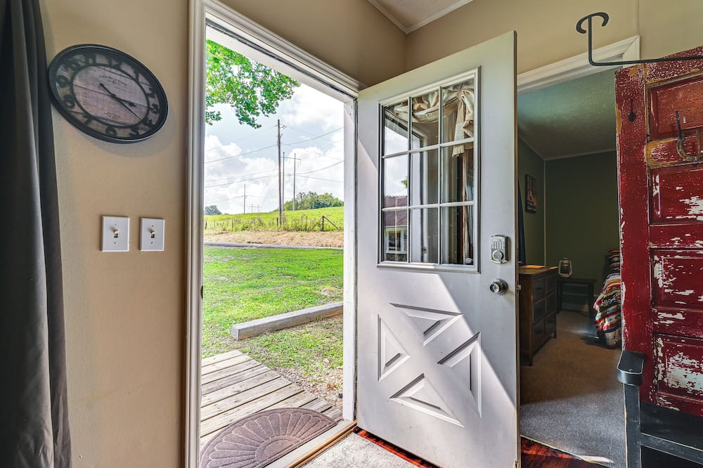 4 Mi to Ohio River: Quiet Guest House w/ Yard! - Devola, OH