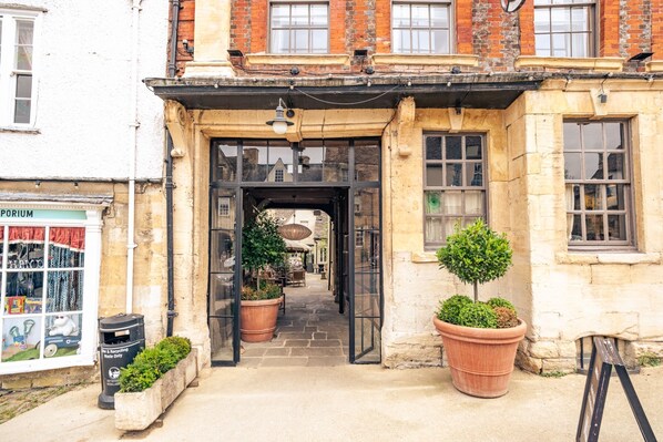 Exterior detail - Beautifully presented dog friendly - College Cottage (Burford)