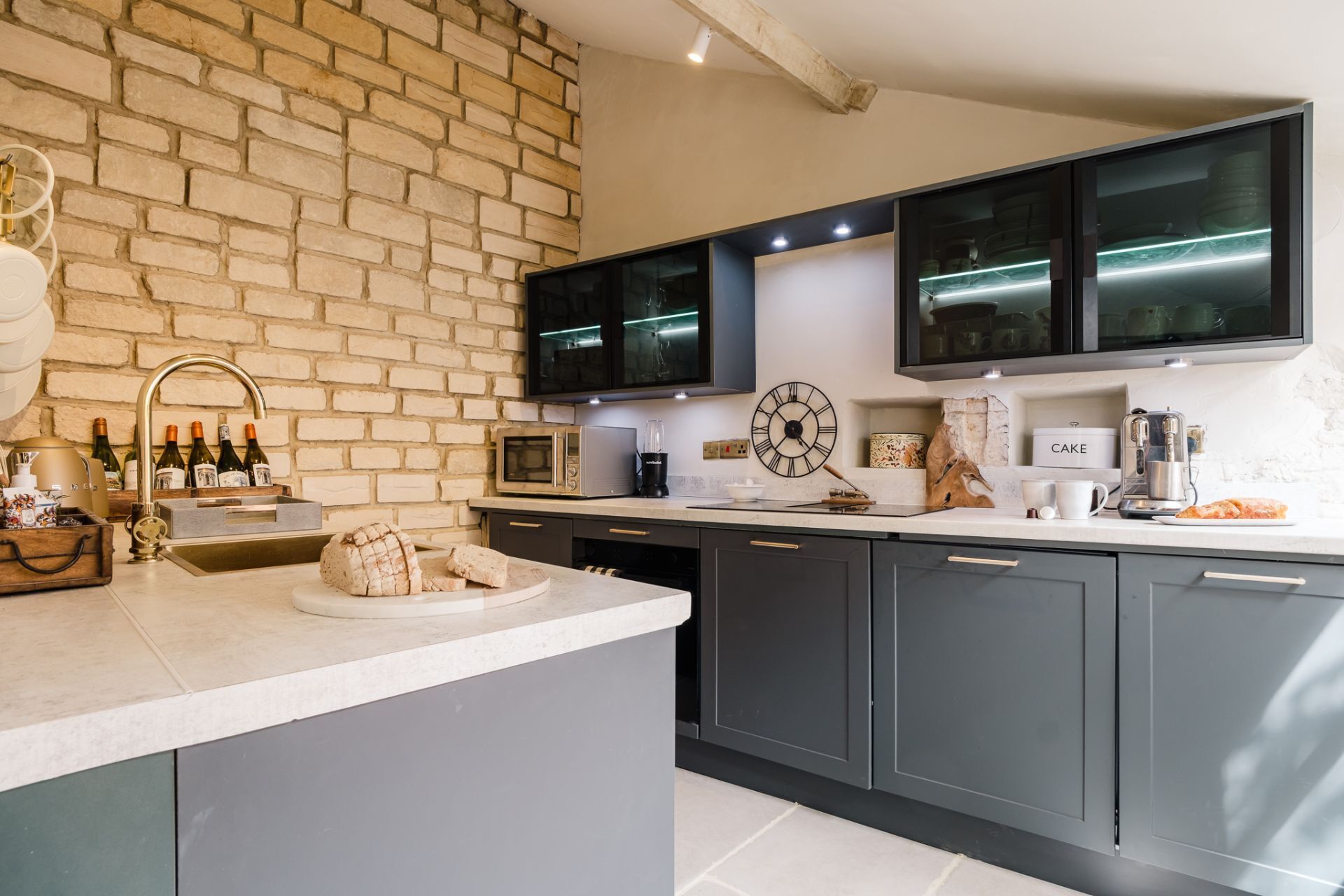 Geladeira, micro-ondas, fogão, cooktop