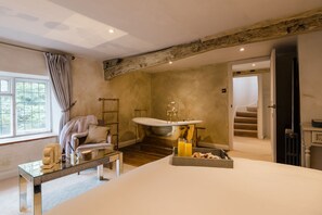 2 bedrooms, iron/ironing board, travel cot, WiFi - Beautifully presented dog friendly - College Cottage (Burford)