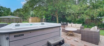 < 1 Mi to Lake Erie: Home w/ Hot Tub & Game Room!