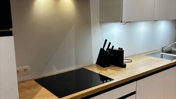 Frigorífico, horno, placa de cocina y cafetera o tetera