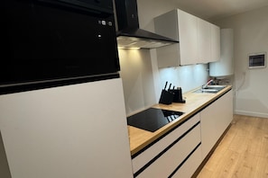 Fridge, oven, stovetop, coffee/tea maker