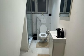 Shower, towels, soap, shampoo
