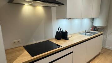 Fridge, oven, stovetop, coffee/tea maker