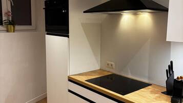 Réfrigérateur, four, plaque de cuisson, cafetière/bouilloire