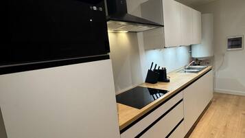 Kühlschrank, Ofen, Herdplatte, Wasserkocher mit Kaffee-/Teezubehör