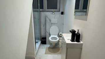 Een douche, zeep, shampoo