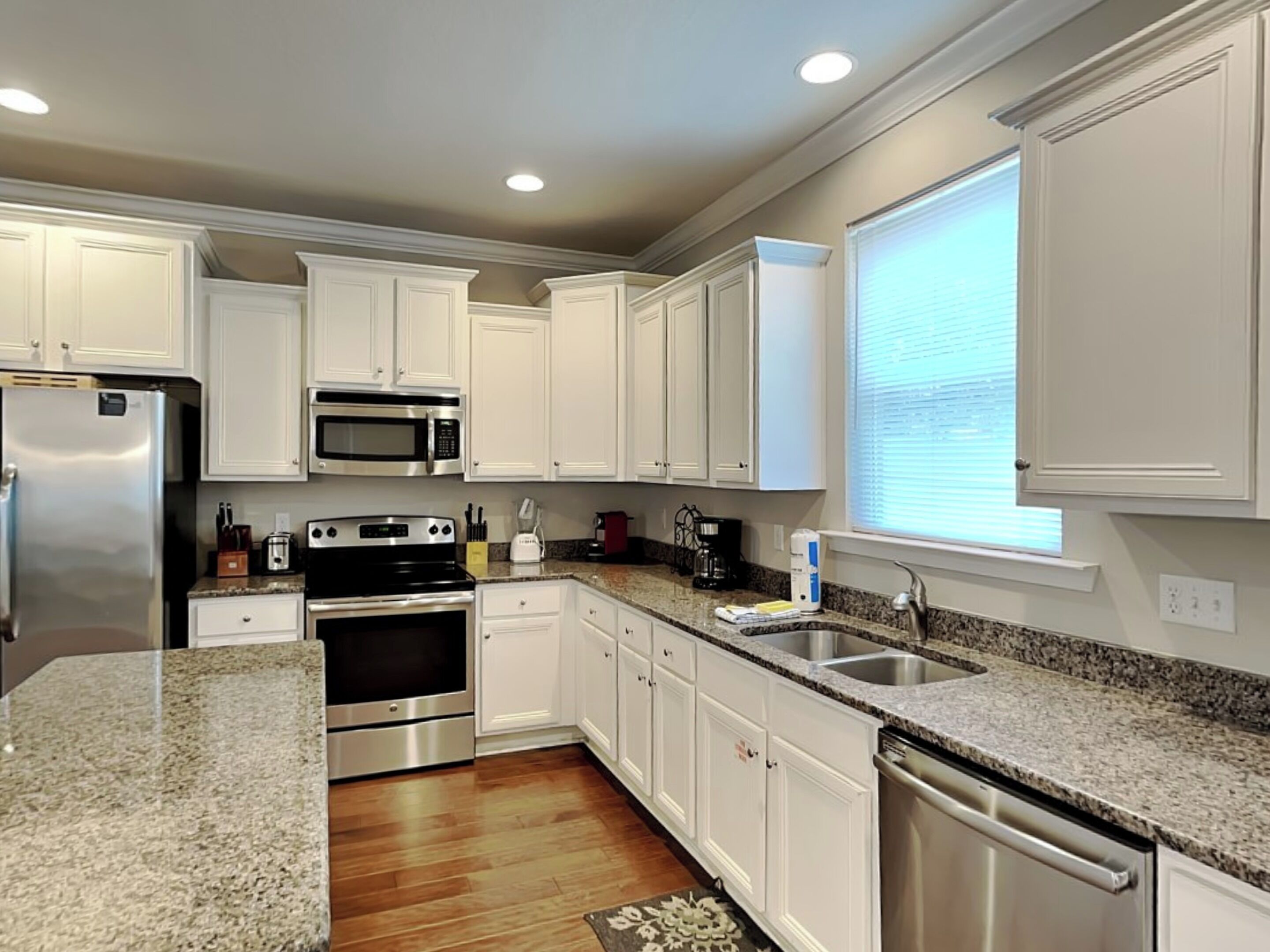 ثلاجة، ميكروويف، فرن، موقد طهي مسطح