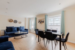 Family Apartment, Private Bathroom | Lounge - Comfy Apartments in Queensway (London)