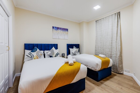 Cortinas blackout, tabla de planchar con plancha y wifi gratis 
