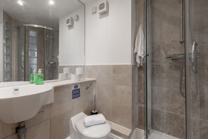 Appartement Familial, salle de bains privée | Salle de bain | Sèche-cheveux, serviettes fournies, savon, shampoing