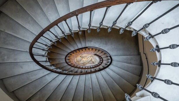 A spiral staircase with a central decorative element. - Delightful House in the Center of Bologna Palazzo Storico (Bologna)