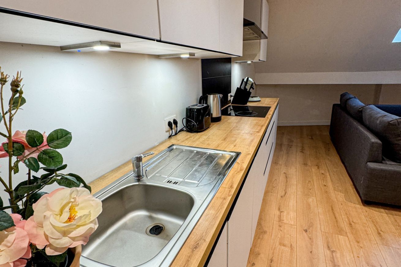 Kjøleskap, ovn, kokeplater og kaffetrakter/tekoker