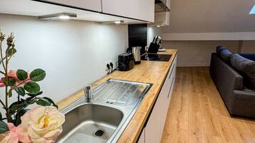 Fridge, oven, stovetop, coffee/tea maker