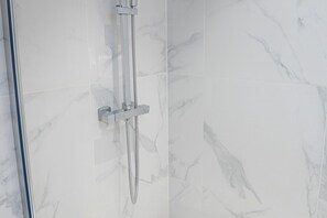 Dusche, kostenlose Toilettenartikel, Haartrockner, Handtücher