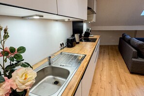 Fridge, oven, stovetop, coffee/tea maker