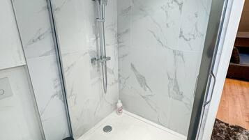 Chuveiro, secador de cabelo, sabonete, shampoo