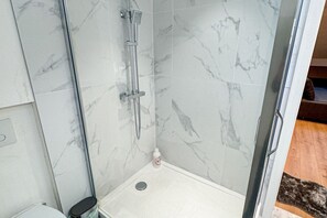 Douche, sèche-cheveux, savon, shampoing