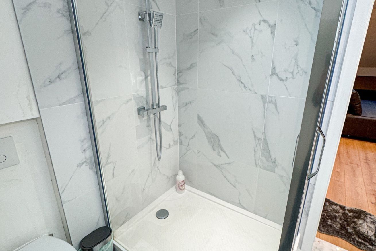 Dusche, Haartrockner, Handtücher, Seife