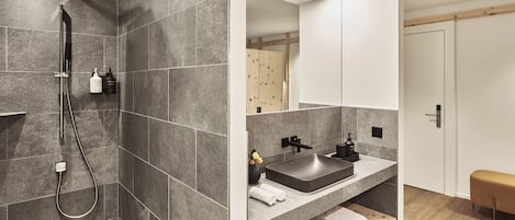 Baignoire et douche séparées, séchoir à cheveux, serviettes fournies