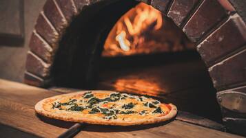 Una pizza en un horno de ladrillo.