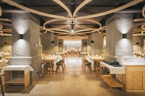 3 restaurants; breakfast and dinner served