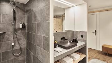 Badewanne und Dusche (separat), Haartrockner, Handtücher, Seife