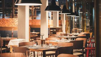 3 restaurants; breakfast and dinner served
