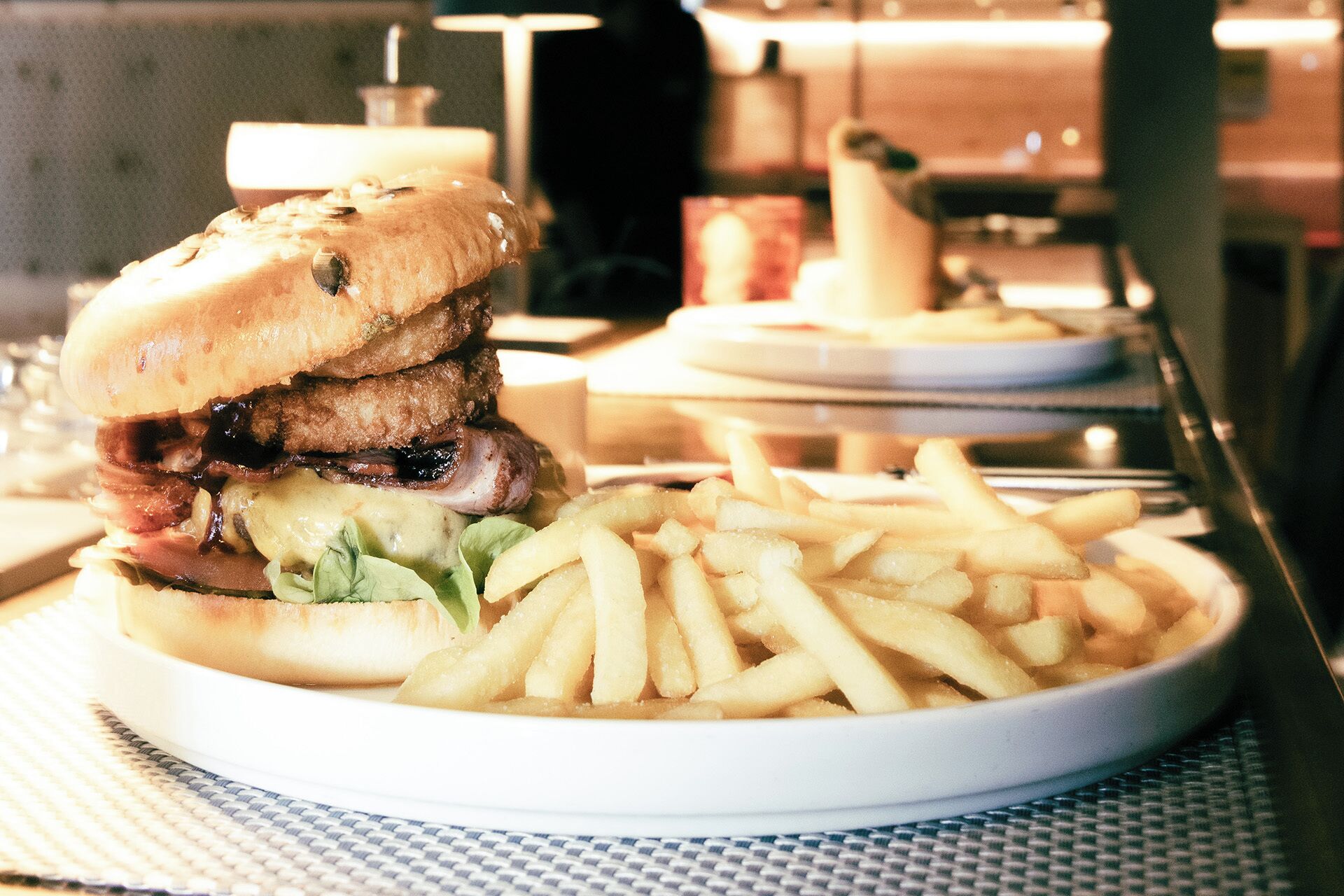 Un plato con una hamburguesa y papas fritas.